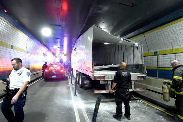 Driver ignores officer warnings, leading to truck getting stuck in Brooklyn-Battery Tunnel