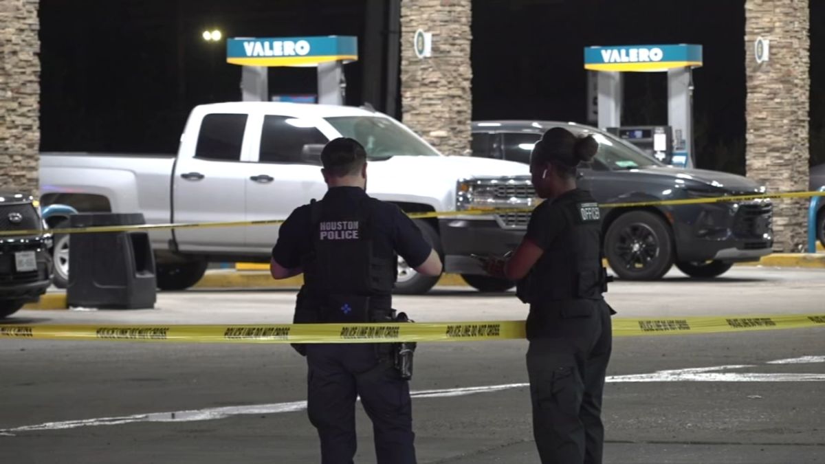 Gas station security guard shoots