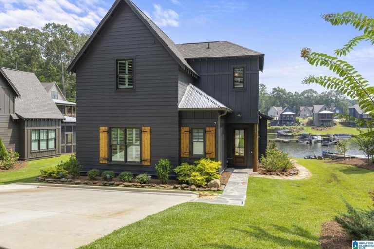 In Mobile, Alabama, a stunning 1-story home sells for $900,000