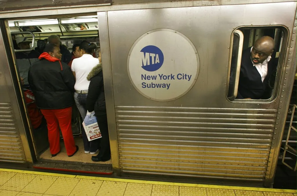 Vendors punch, slash man on NYC subway train