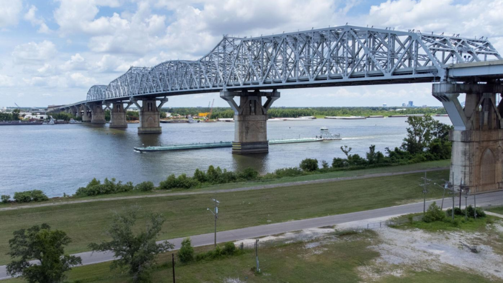 Worker's body discovered in Mississippi River, presumed to be from a barge