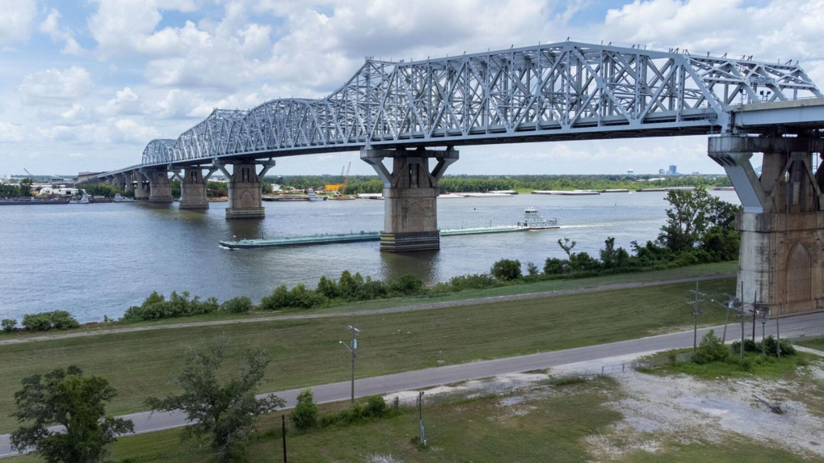 Body believed to be missing barge worker found in Mississippi River