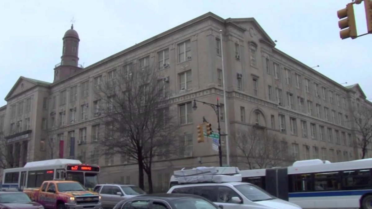 NYC middle school teacher slashed while breaking up fight between students
