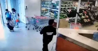 Shoplifter Stopped in His Tracks With Perfectly Timed Soda Bottle Throw