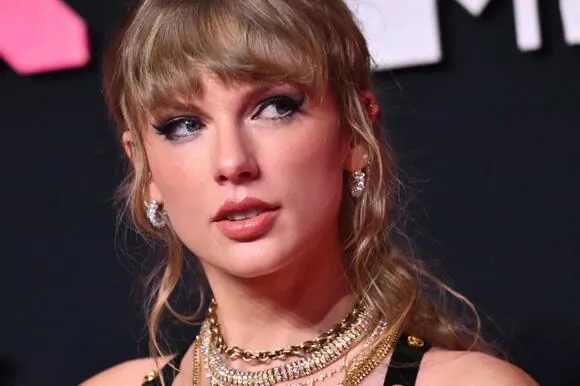 Taylor Swift & Travis Kelce’s Thanksgiving Plans Are up in the Air Following This Heartbreaking Incident
