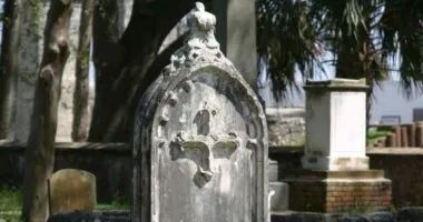 The Story Behind This Haunted Cemetery in Florida is Terrifying