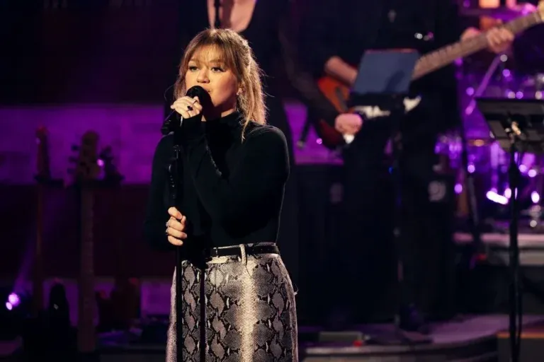 Kelly Clarkson amazes in a waist-cinching snakeskin skirt that leaves fans speechless